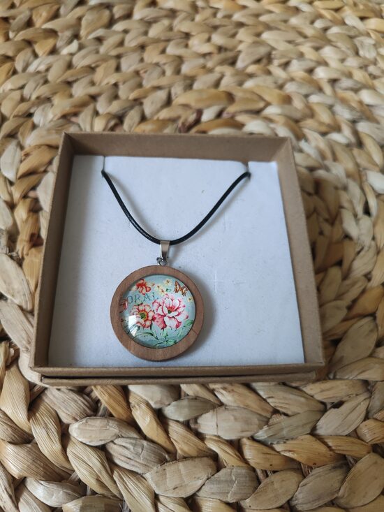 Collier en bois fleurs