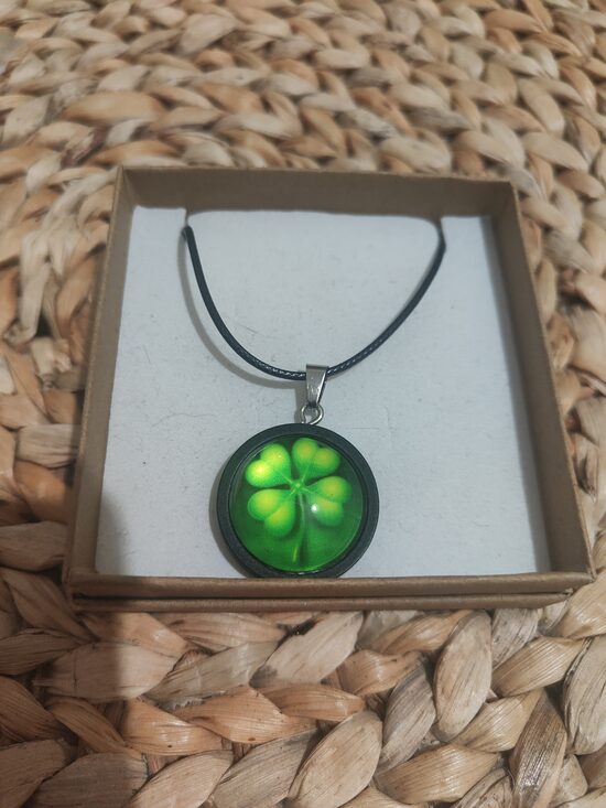 Collier en bois trèfle à quatre feuilles 