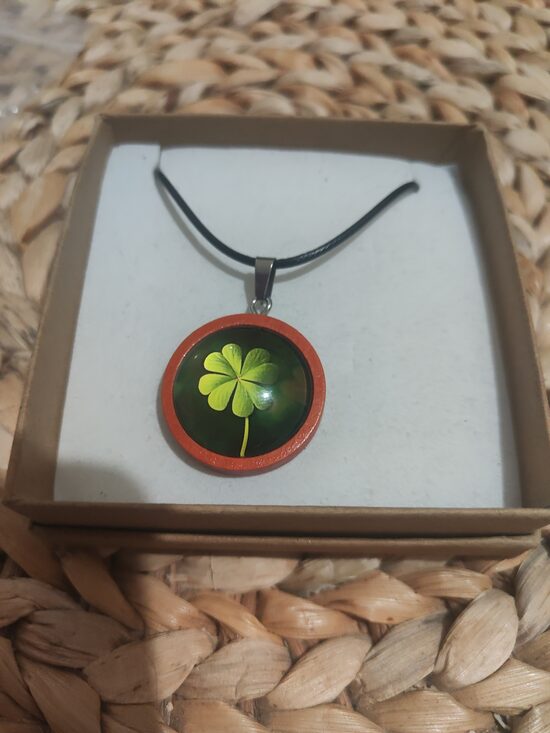 Collier en bois trèfle à quatre feuilles 
